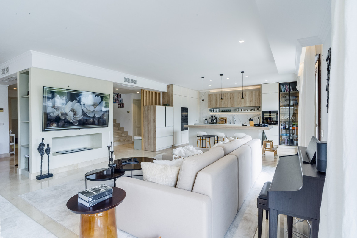 3 Bed Apartment for sale in The Golden Mile Costa Del Sol, Málaga, Spain