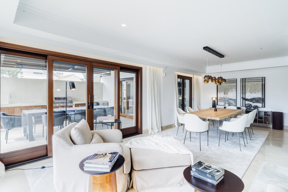 3 Bed Apartment for sale in The Golden Mile Costa Del Sol, Málaga, Spain