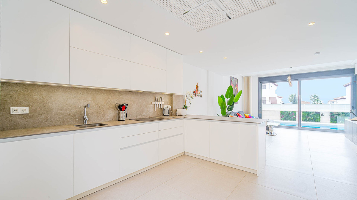 Se vende Villa - Chalet de 4 dormitorios en Costa Blanca, Alicante, España