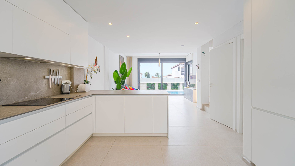 Se vende Villa - Chalet de 4 dormitorios en Costa Blanca, Alicante, España