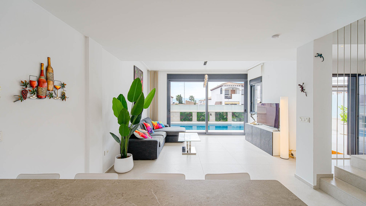 Se vende Villa - Chalet de 4 dormitorios en Costa Blanca, Alicante, España