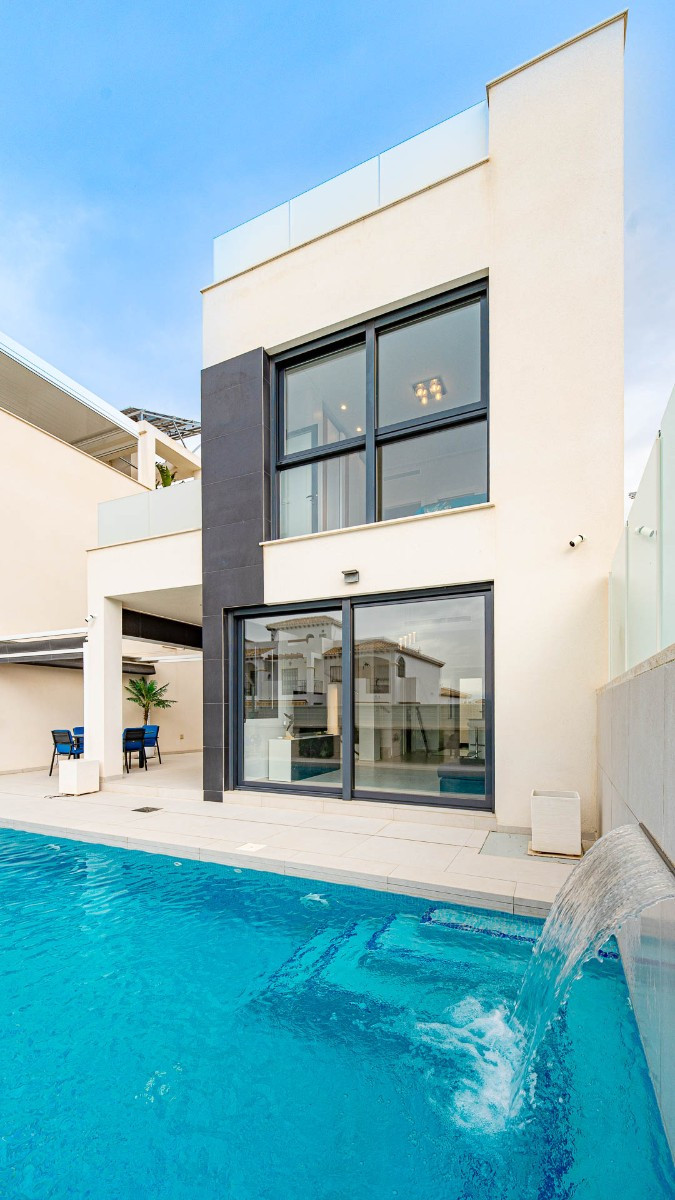 Se vende Villa - Chalet de 4 dormitorios en Costa Blanca, Alicante, España