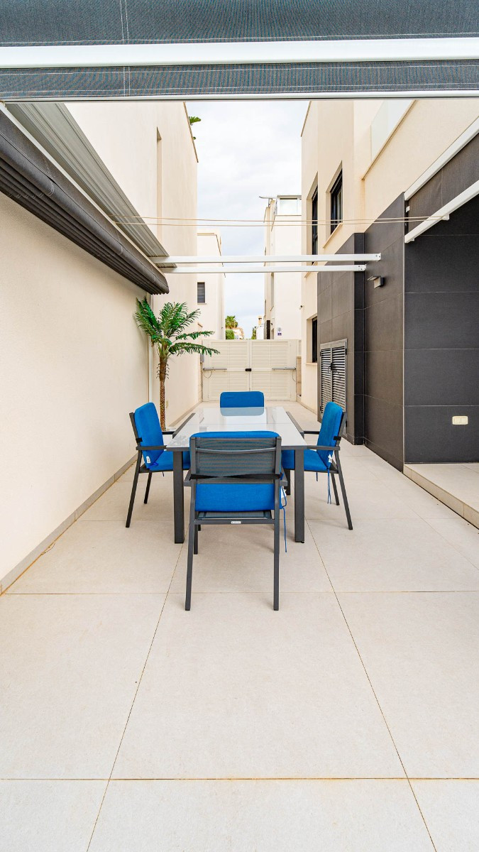 Se vende Villa - Chalet de 4 dormitorios en Costa Blanca, Alicante, España