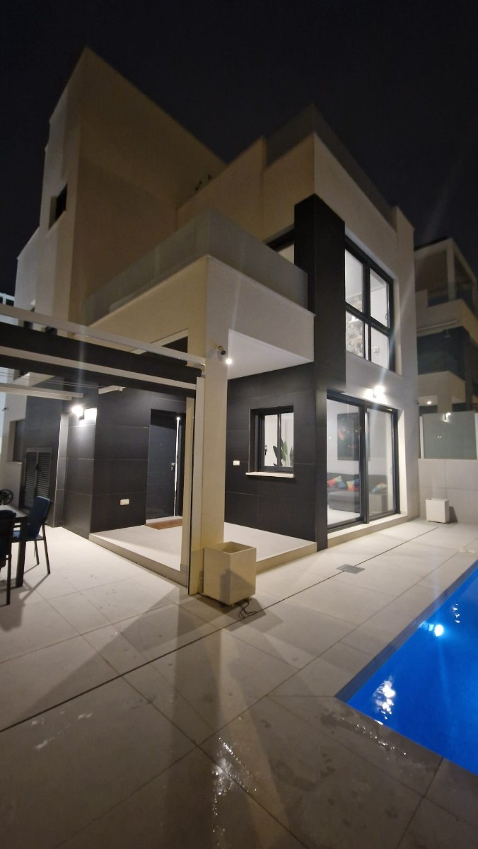 Se vende Villa - Chalet de 4 dormitorios en Costa Blanca, Alicante, España