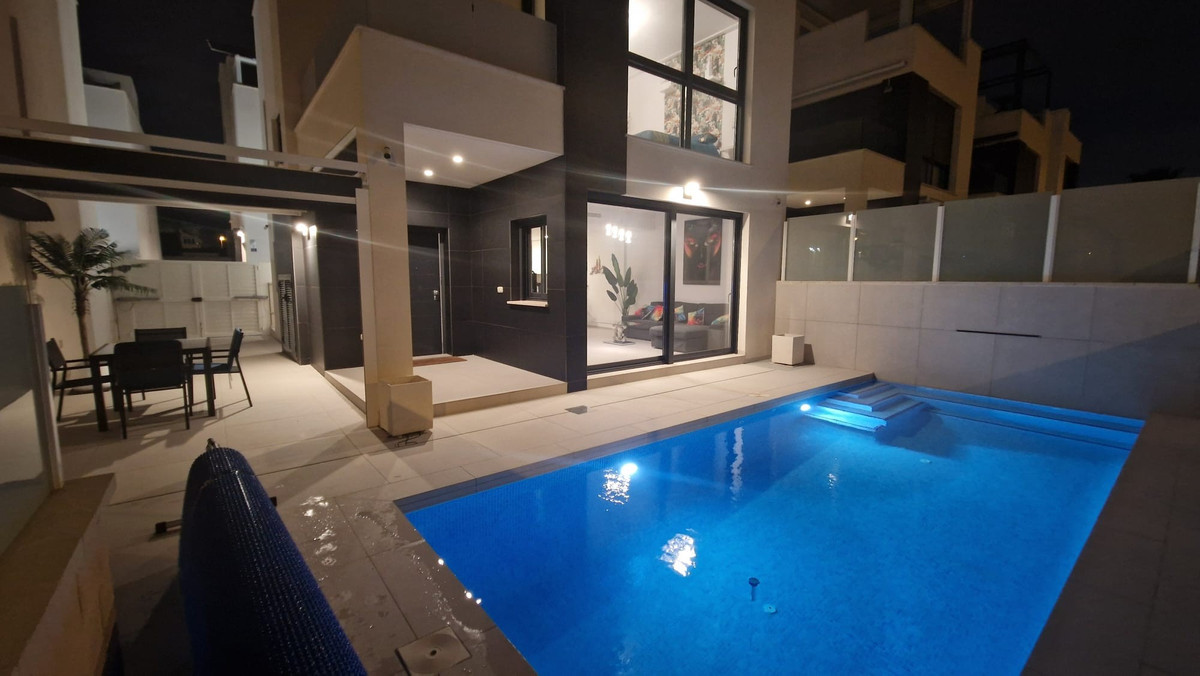 Se vende Villa - Chalet de 4 dormitorios en Costa Blanca, Alicante, España