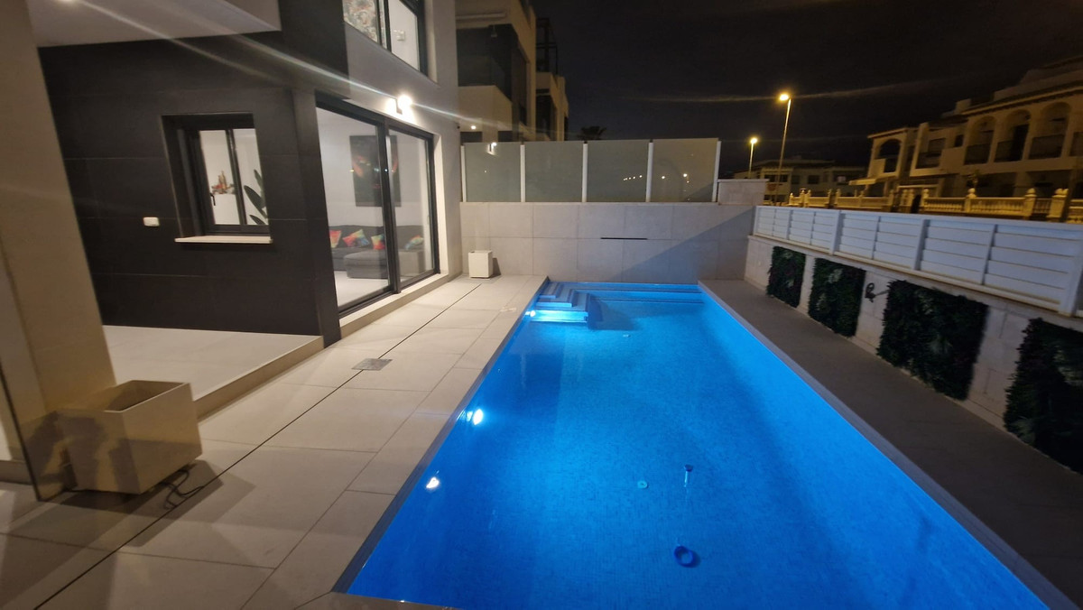 Se vende Villa - Chalet de 4 dormitorios en Costa Blanca, Alicante, España