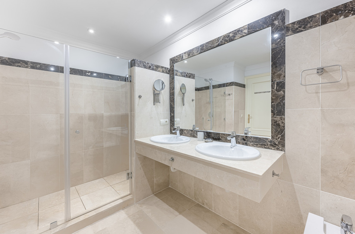 Se vende Villa - Chalet de 6 dormitorios en Costa Del Sol, Málaga, España