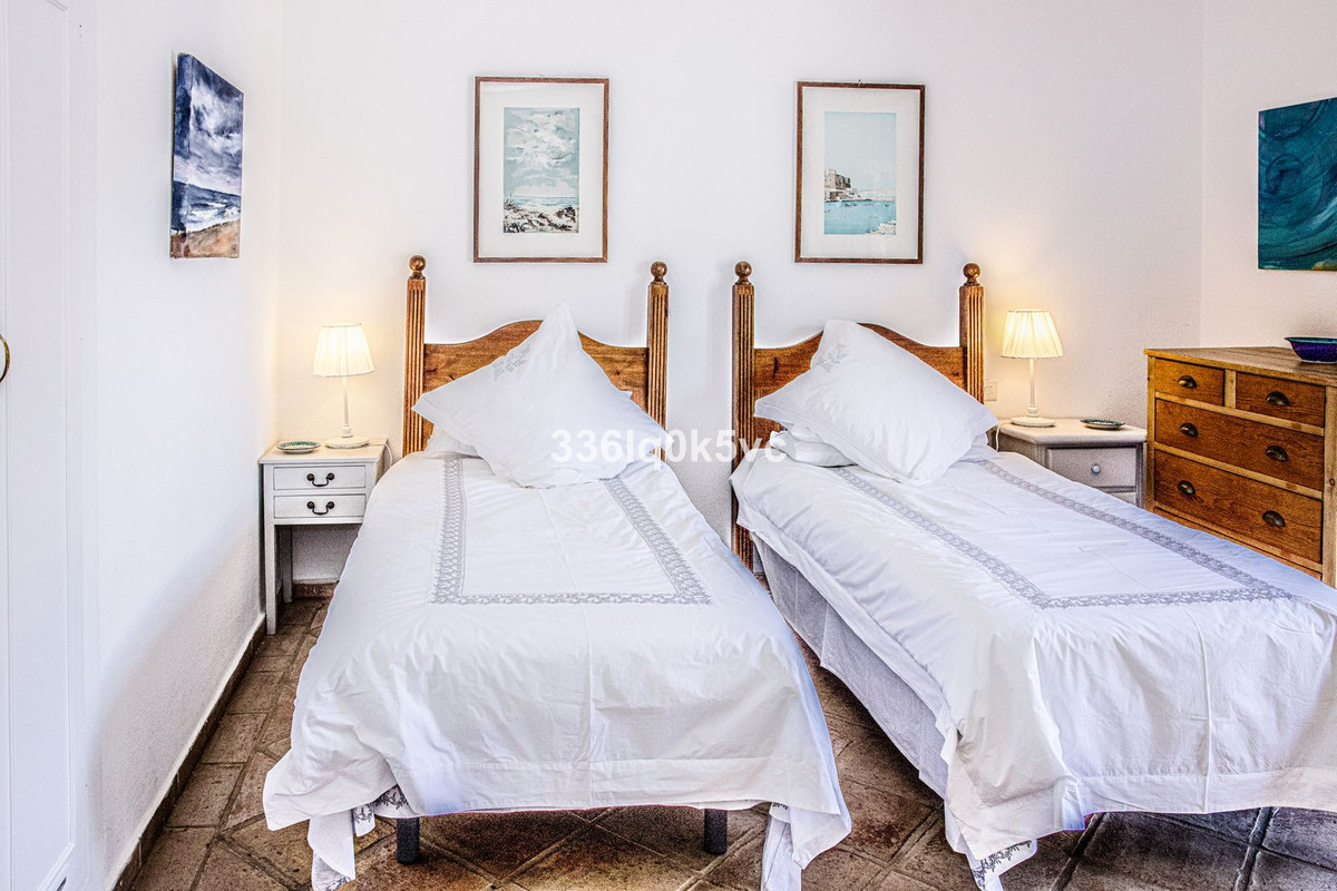 3 Bed Apartment for sale in Benahavís Costa Del Sol, Málaga, Spain