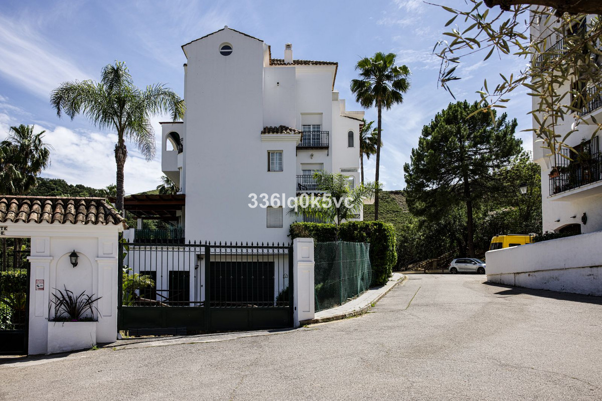 3 Bed Apartment for sale in Benahavís Costa Del Sol, Málaga, Spain