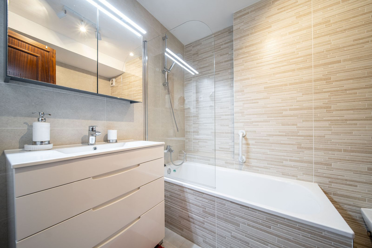 3 Bed Apartment for sale in Fuengirola Costa Del Sol, Málaga, Spain