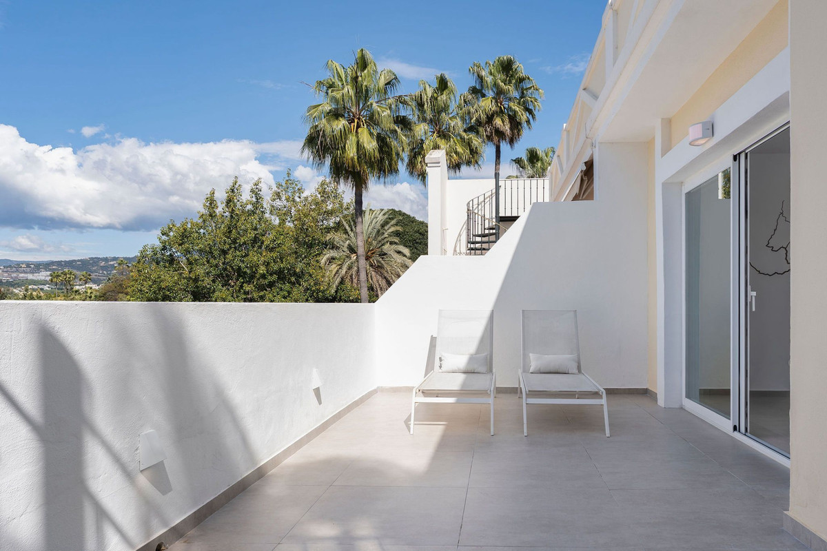 3 Bed Apartment for sale in Nueva Andalucía Costa Del Sol, Málaga, Spain