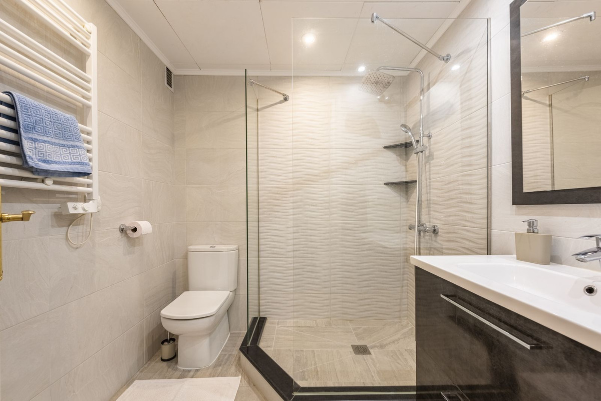 Se vende Apartamento Planta Media de 2 dormitorios en Costa Del Sol, Málaga, España