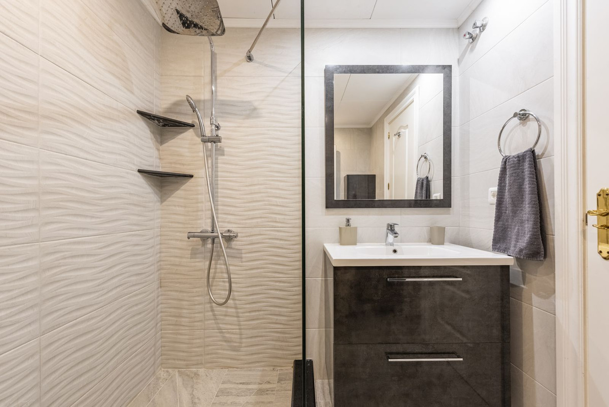 Se vende Apartamento Planta Media de 2 dormitorios en Costa Del Sol, Málaga, España