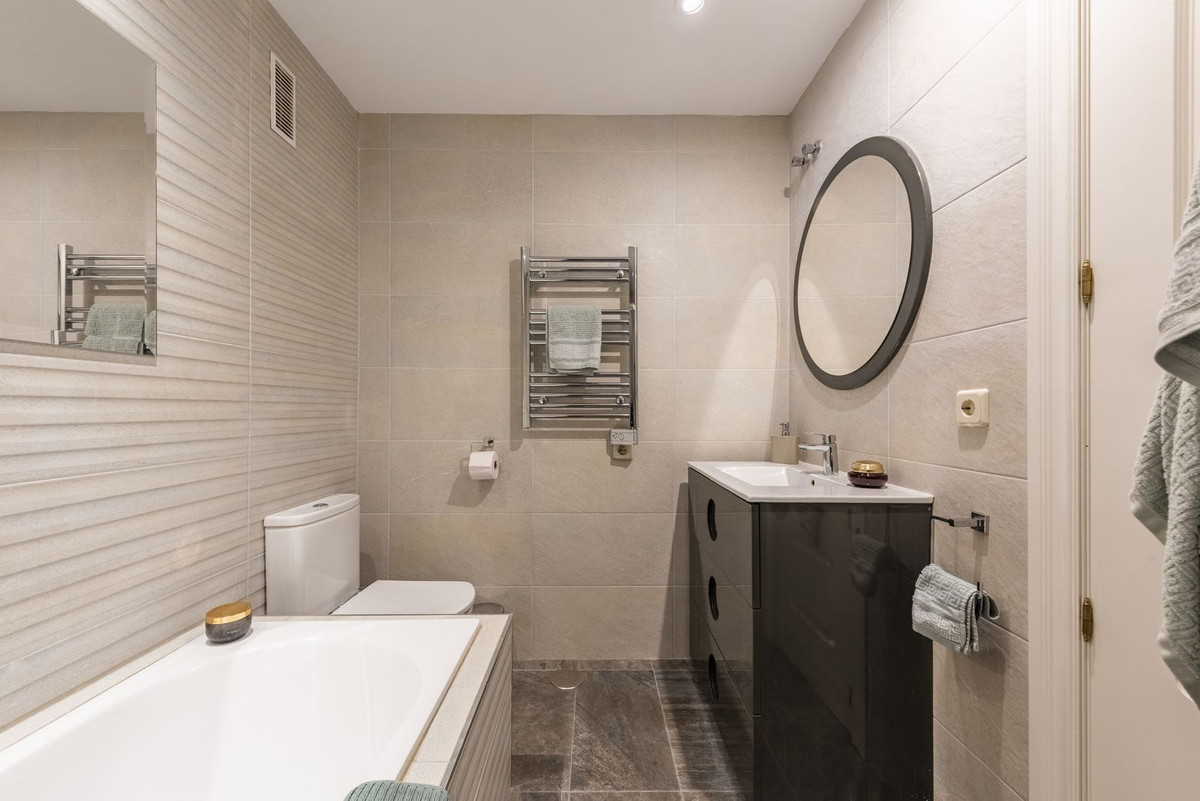 Se vende Apartamento Planta Media de 2 dormitorios en Costa Del Sol, Málaga, España