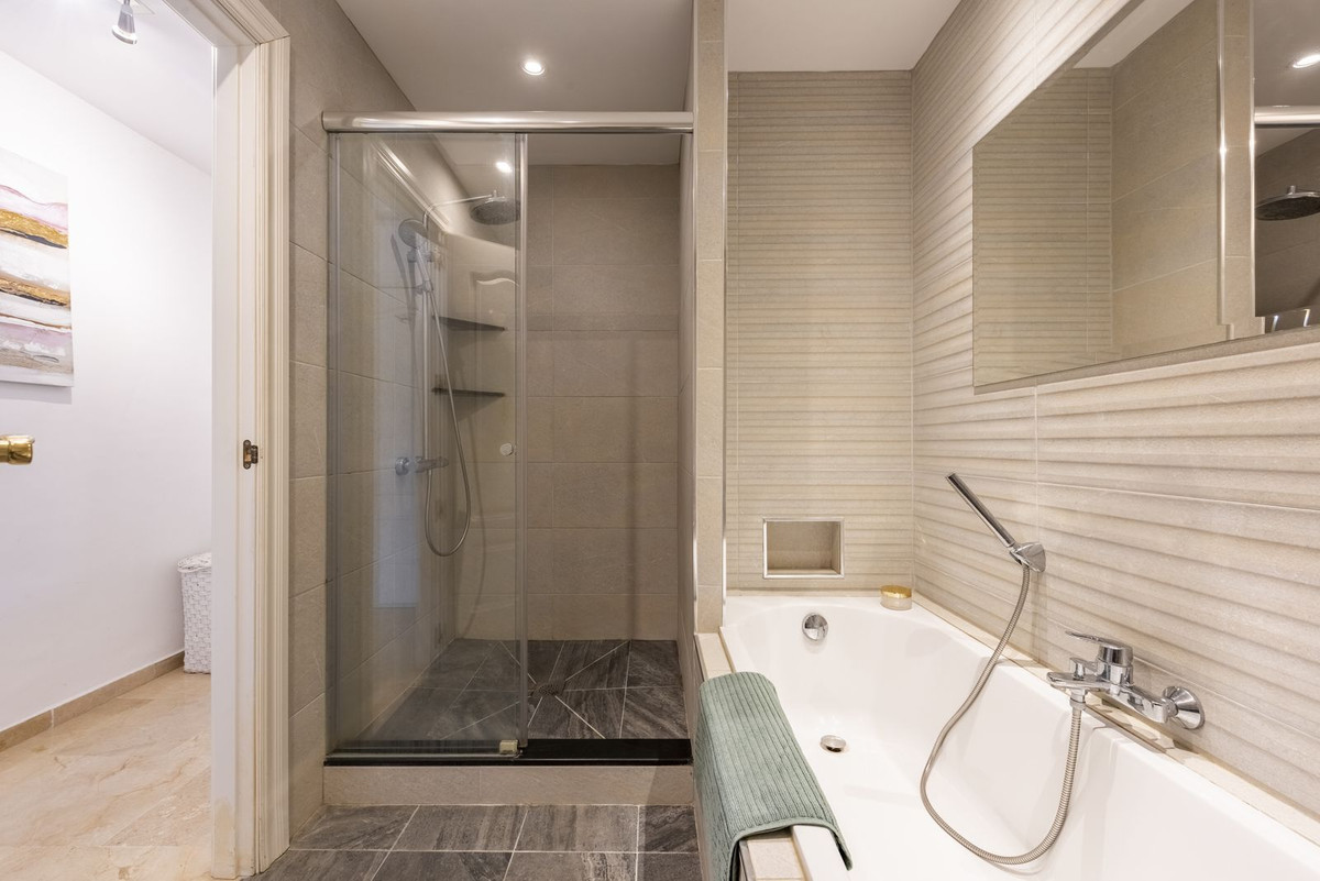 Se vende Apartamento Planta Media de 2 dormitorios en Costa Del Sol, Málaga, España