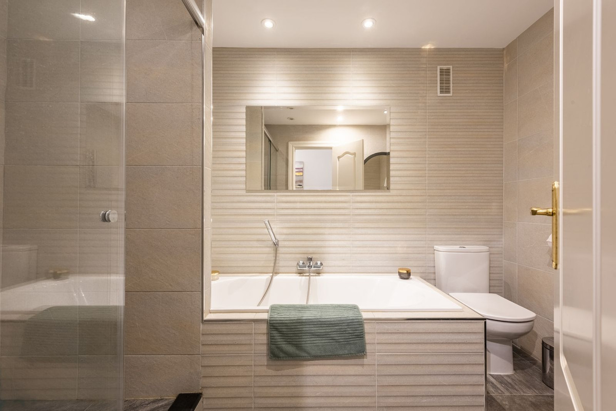 Se vende Apartamento Planta Media de 2 dormitorios en Costa Del Sol, Málaga, España