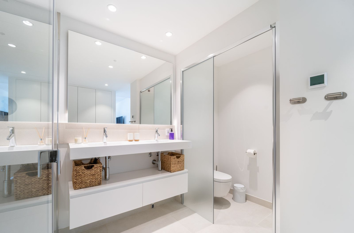 2 Bed Apartment for sale in Fuengirola Costa Del Sol, Málaga, Spain