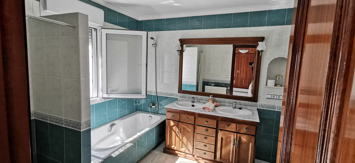 5 Bed Townhouse for sale in Estepona Costa Del Sol, Málaga, Spain