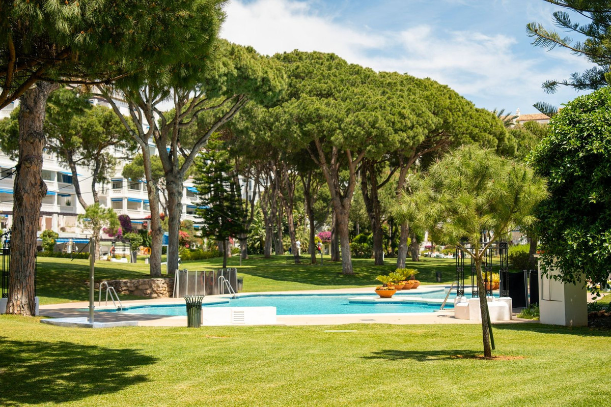 4 Bed Apartment for sale in Puerto Banús Costa Del Sol, Málaga, Spain