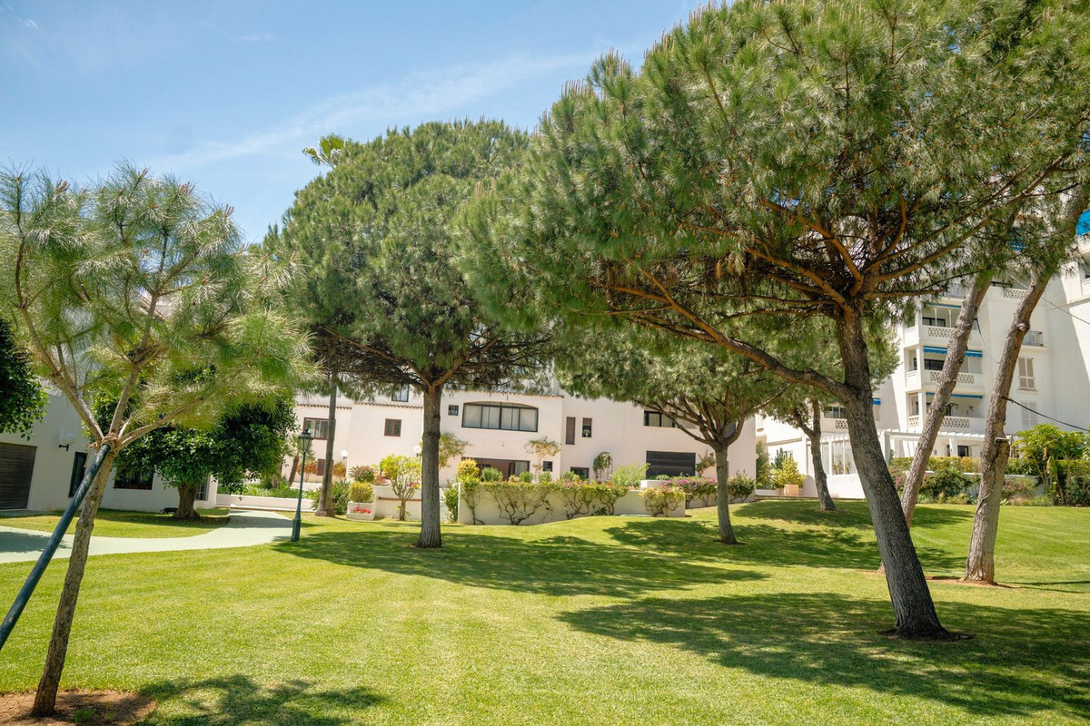 4 Bed Apartment for sale in Puerto Banús Costa Del Sol, Málaga, Spain