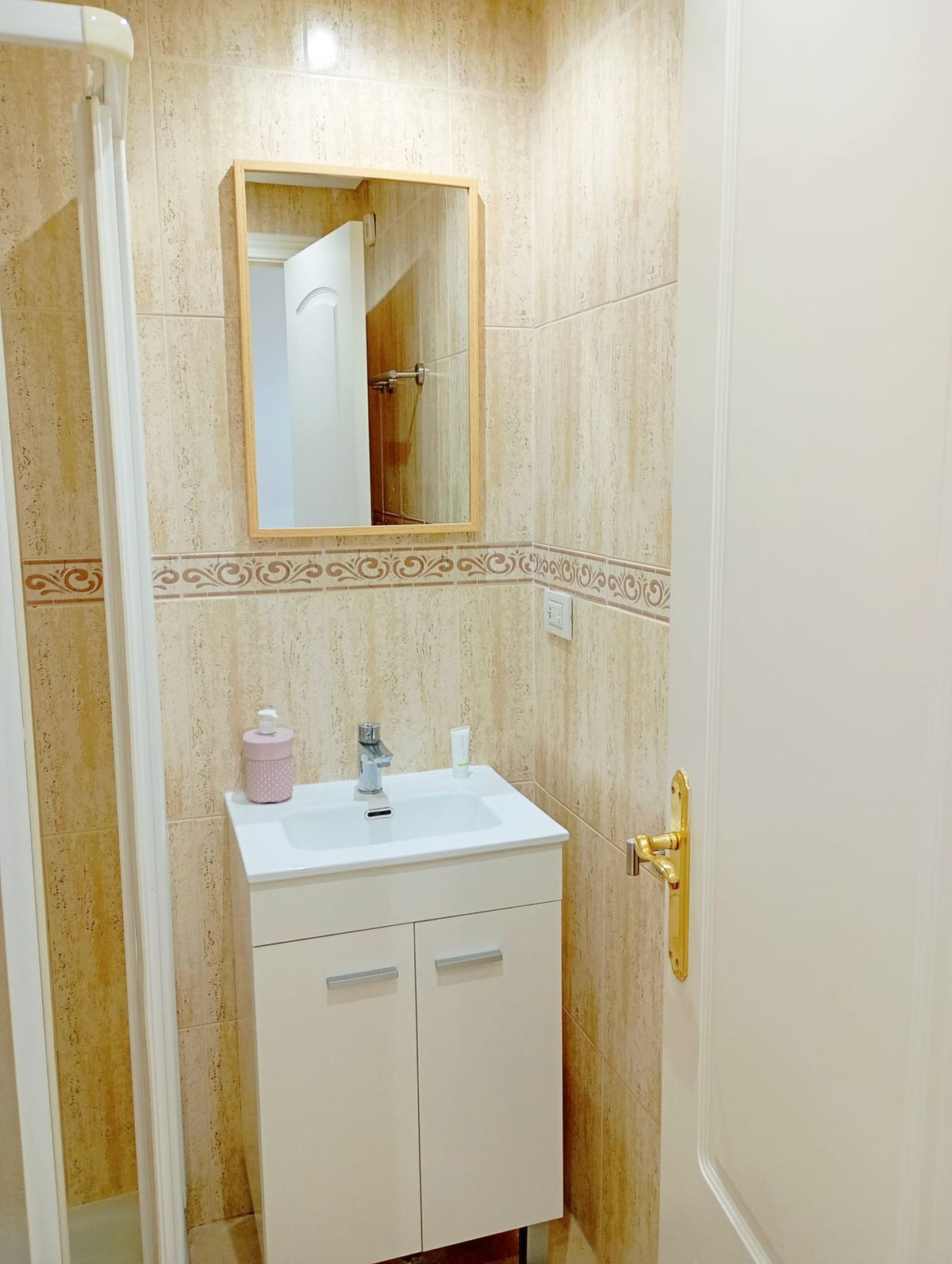 2 Bed Apartment for sale in La Duquesa Costa Del Sol, Málaga, Spain