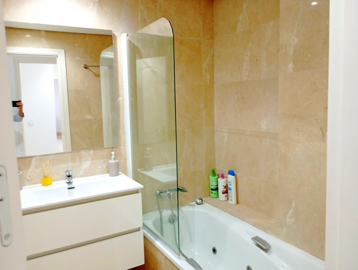 2 Bed Apartment for sale in La Duquesa Costa Del Sol, Málaga, Spain