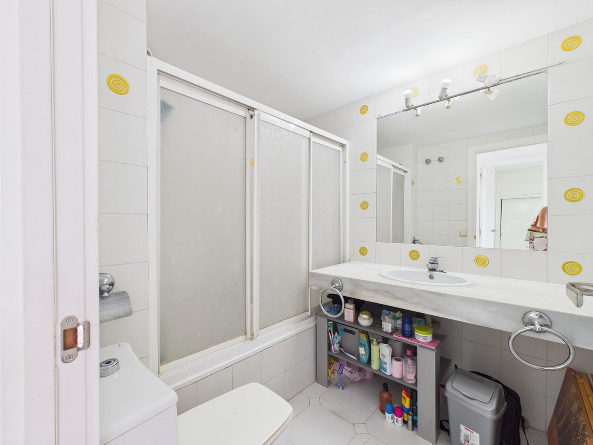 Se vende Apartamento Planta Media de 3 dormitorios en Costa Del Sol, Málaga, España