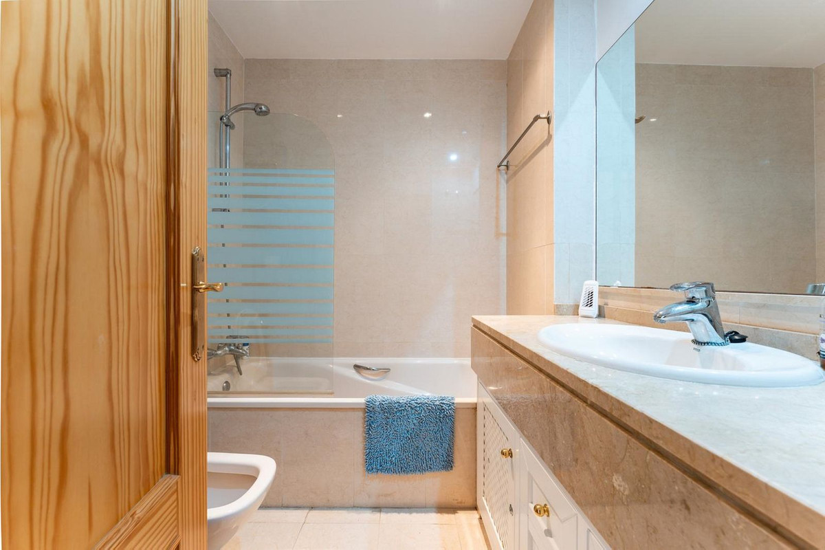 Se vende Apartamento Planta Media de 2 dormitorios en Costa Del Sol, Málaga, España