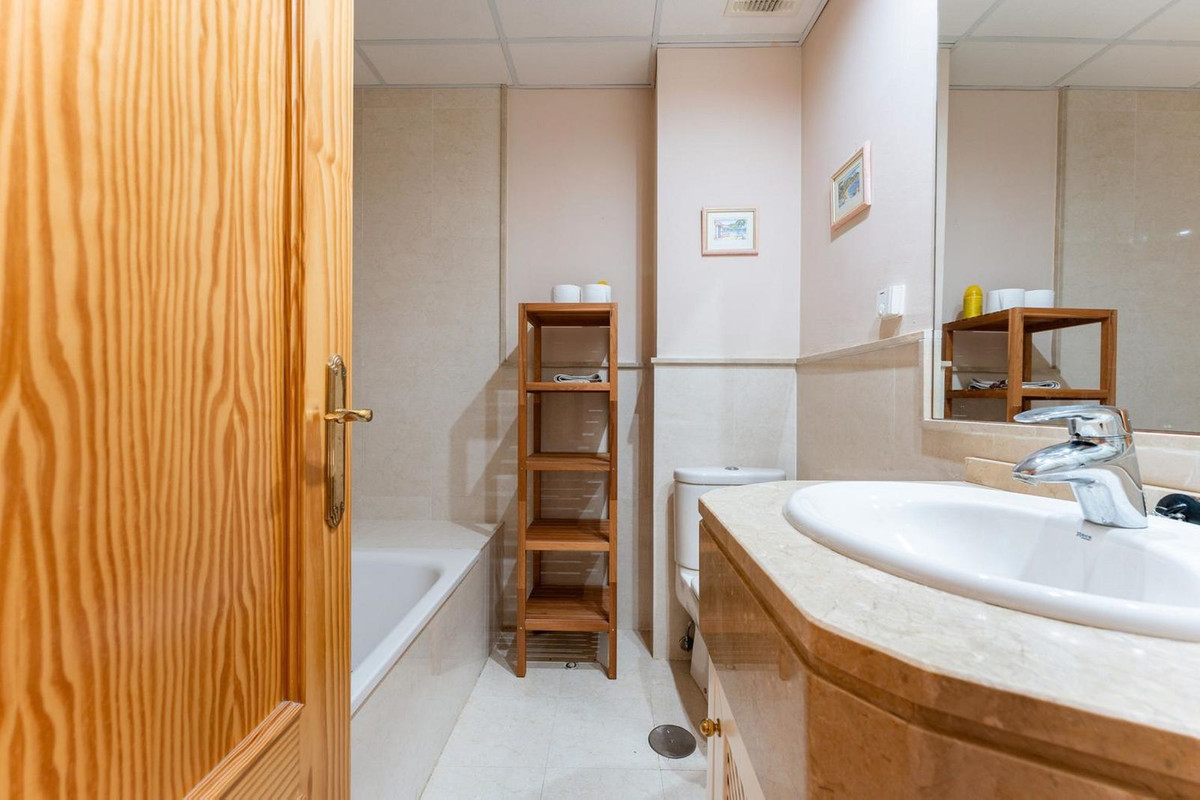Se vende Apartamento Planta Media de 2 dormitorios en Costa Del Sol, Málaga, España