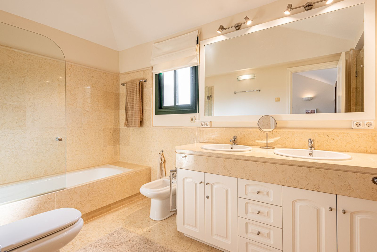 3 Bed Apartment for sale in Benahavís Costa Del Sol, Málaga, Spain
