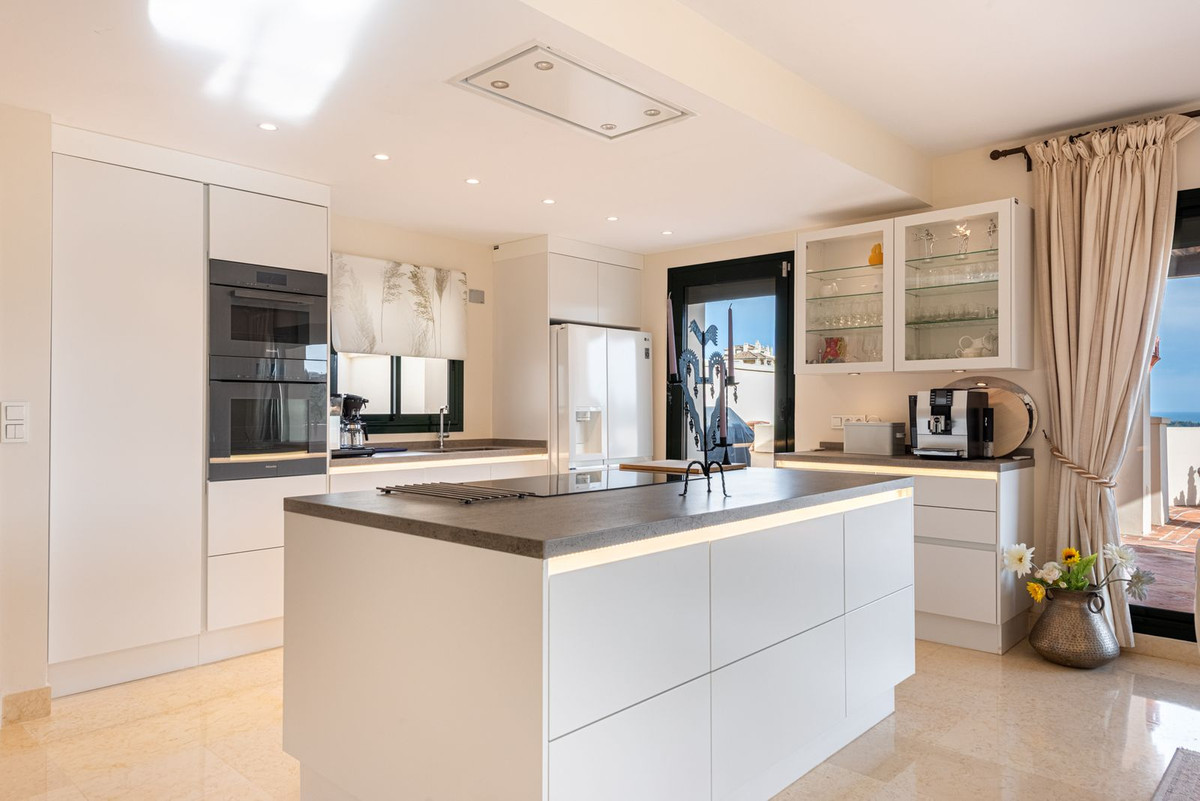 3 Bed Apartment for sale in Benahavís Costa Del Sol, Málaga, Spain