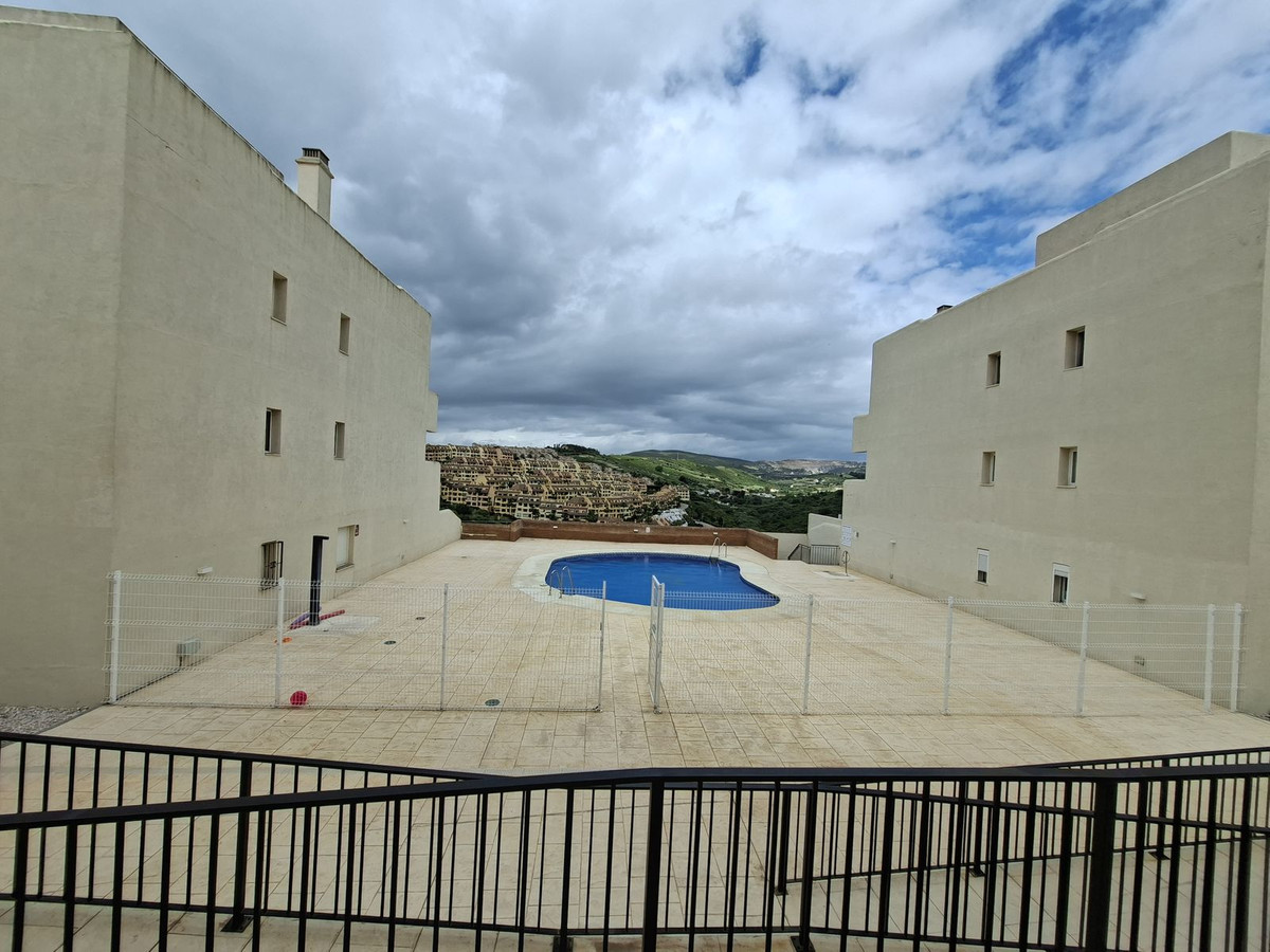 3 Bed Apartment for sale in La Duquesa Costa Del Sol, Málaga, Spain