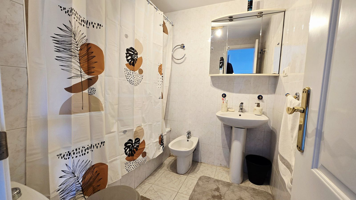 Se vende Apartamento Planta Media de 3 dormitorios en Costa Del Sol, Málaga, España