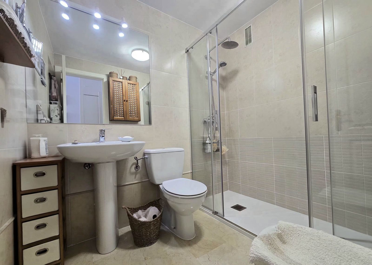 Se vende Apartamento Planta Media de 3 dormitorios en Costa Del Sol, Málaga, España