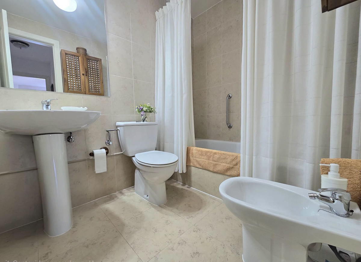 Se vende Apartamento Planta Media de 3 dormitorios en Costa Del Sol, Málaga, España