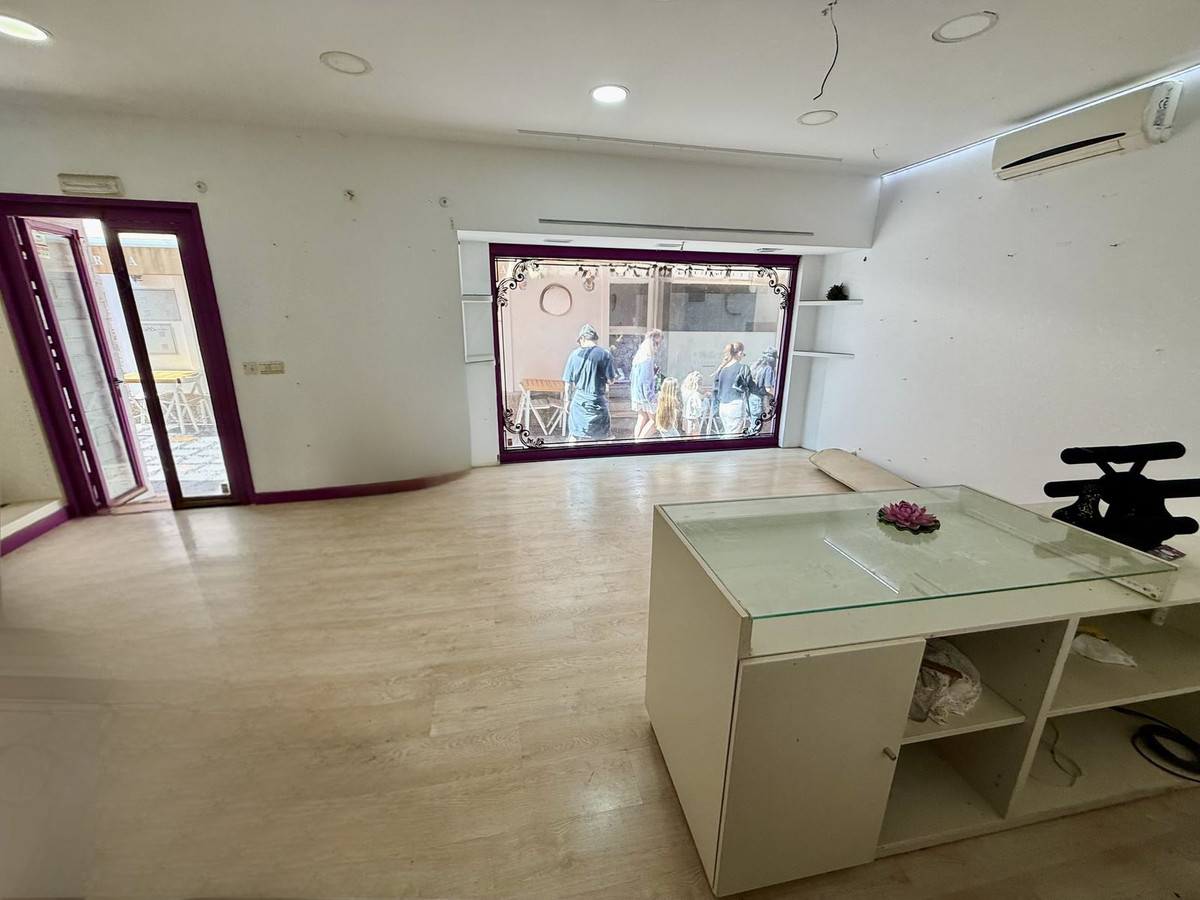 Se vende Edificio residencial de 7 dormitorios en Costa Del Sol, Málaga, España
