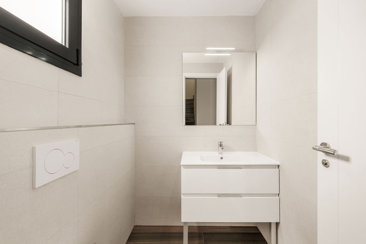 3 Bed Apartment for sale in Estepona Costa Del Sol, Málaga, Spain
