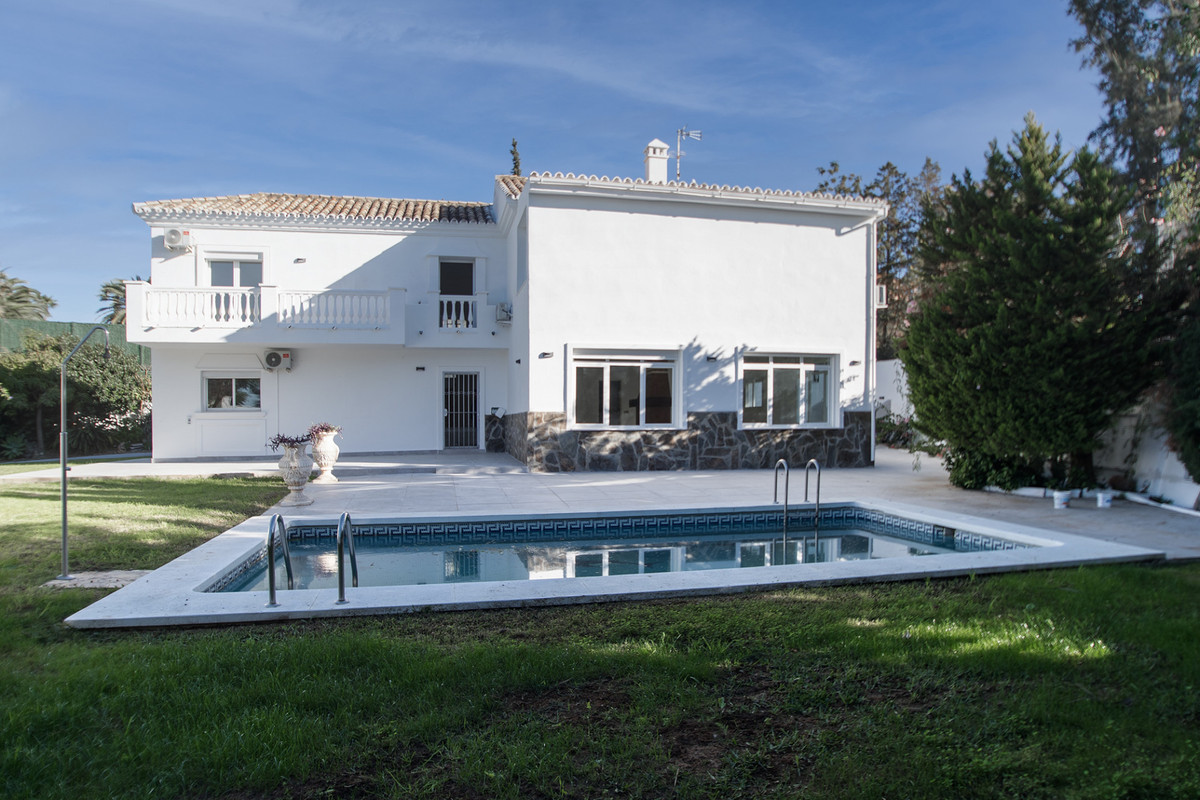 Se vende Villa - Chalet de 4 dormitorios en Costa Del Sol, Málaga, España