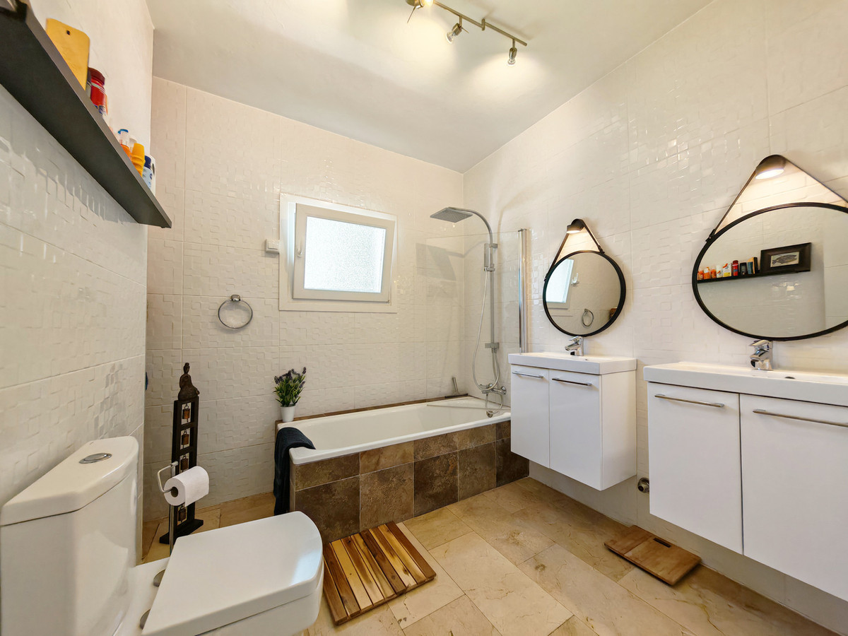 Se vende Villa - Chalet de 3 dormitorios en Costa Del Sol, Málaga, España
