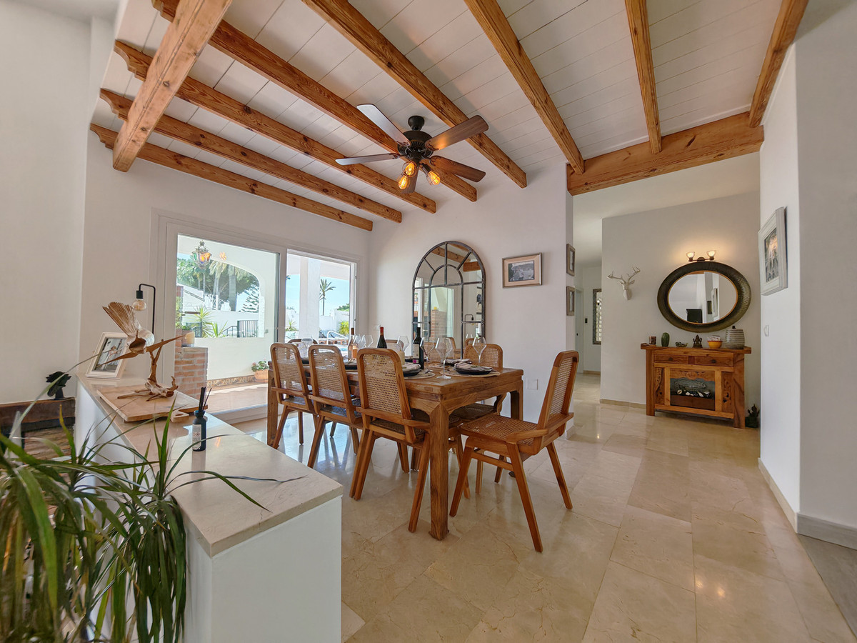 Se vende Villa - Chalet de 3 dormitorios en Costa Del Sol, Málaga, España