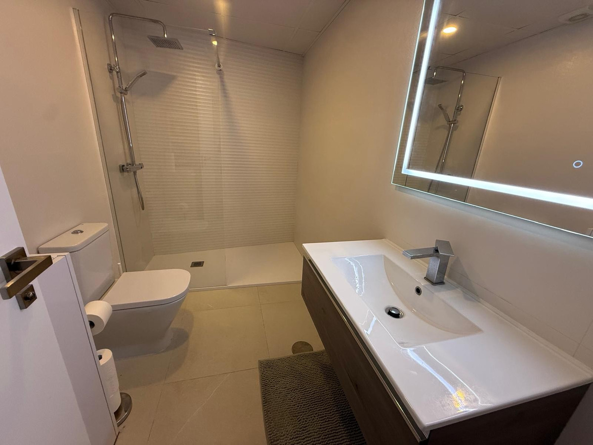 Se vende Apartamento Planta Media de 2 dormitorios en Costa Del Sol, Málaga, España
