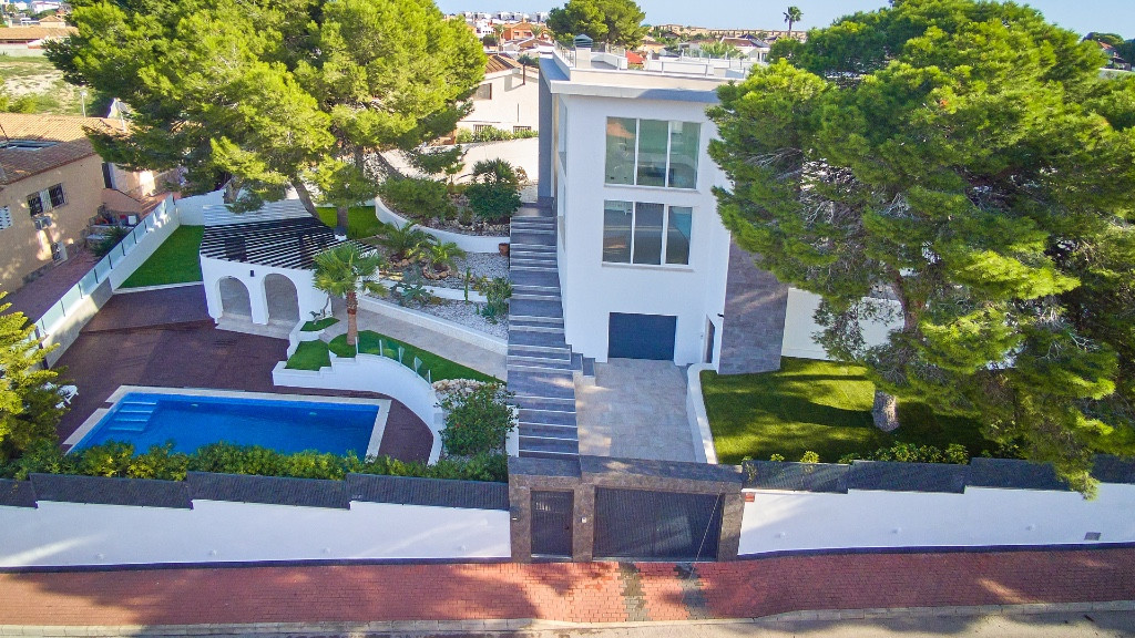 Se vende Villa - Chalet de 6 dormitorios en Costa Blanca, Alicante, España