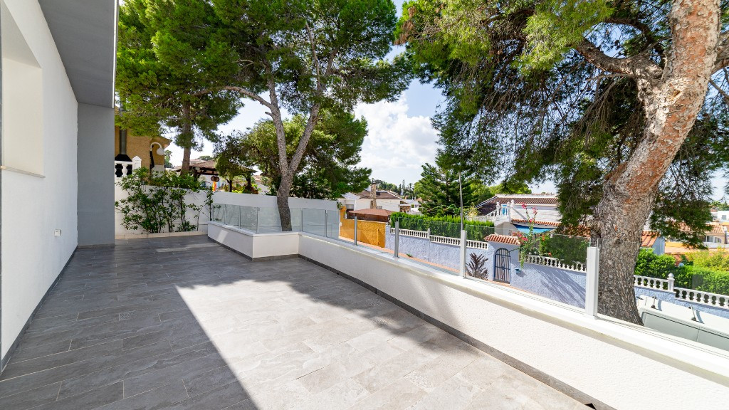 Se vende Villa - Chalet de 6 dormitorios en Costa Blanca, Alicante, España