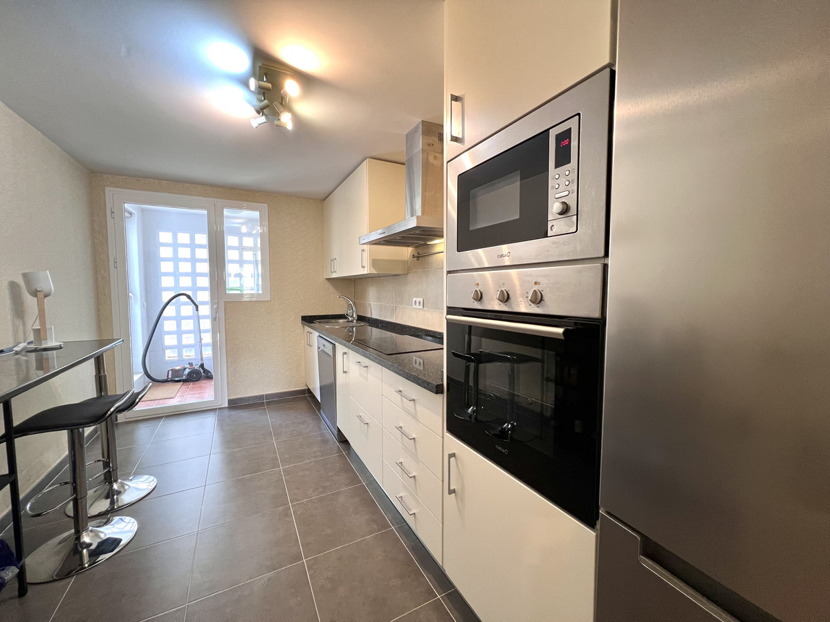 Se vende Apartamento Planta Media de 2 dormitorios en Costa Del Sol, Cadiz, España