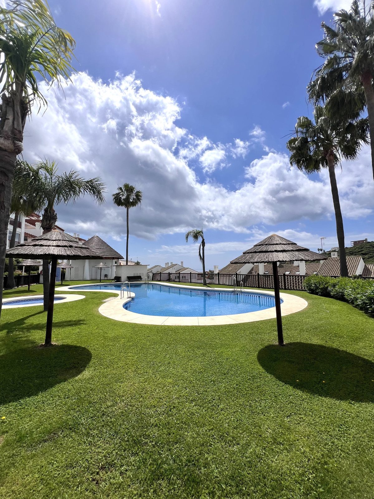 Se vende Apartamento Planta Media de 2 dormitorios en Costa Del Sol, Cadiz, España