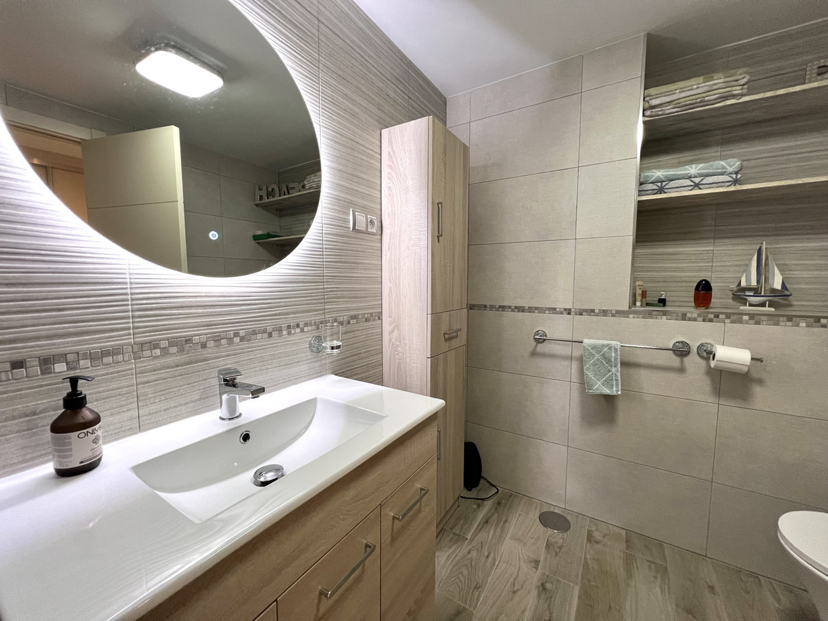 Se vende Apartamento Planta Media de 2 dormitorios en Costa Del Sol, Cadiz, España