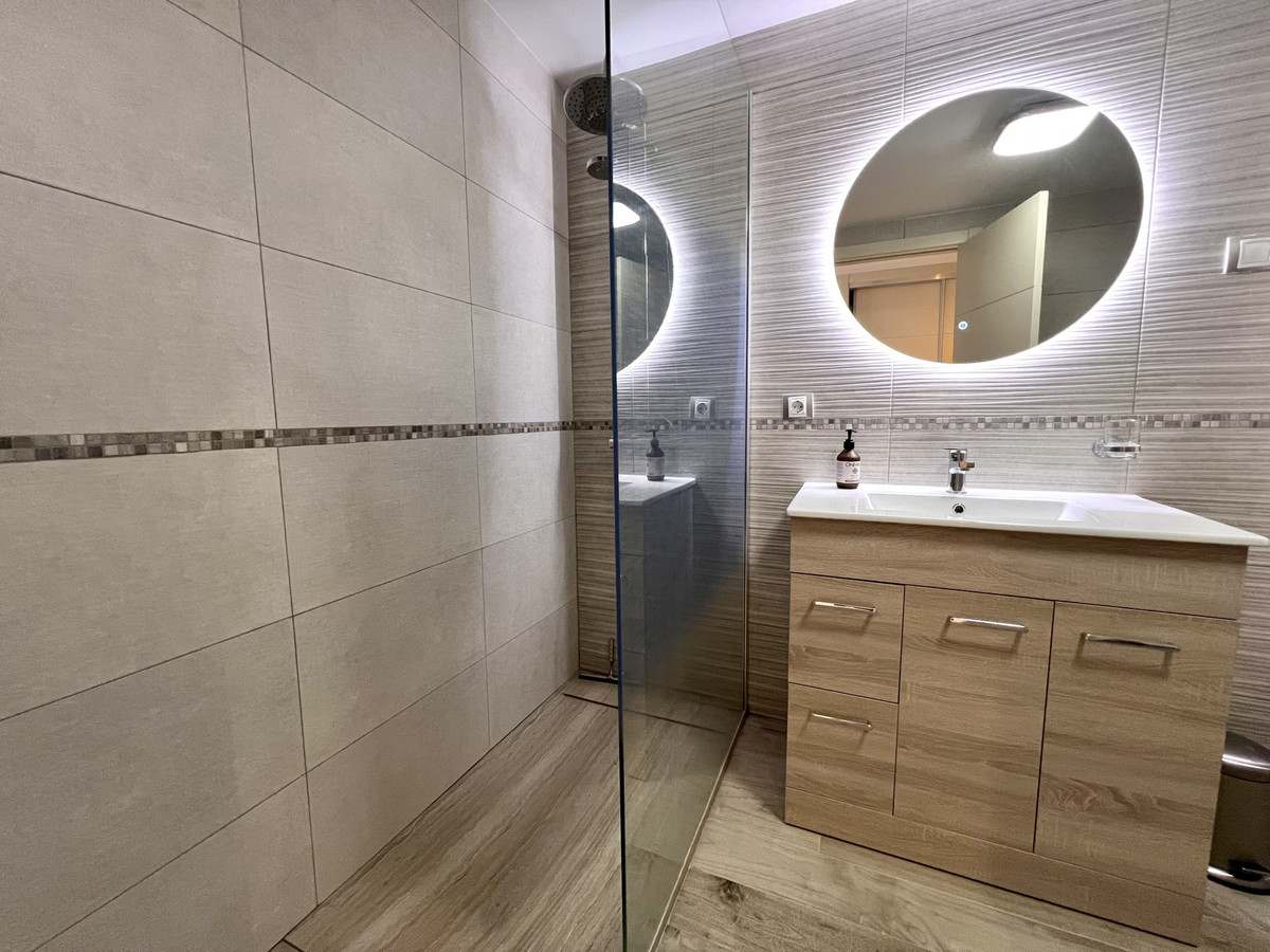 Se vende Apartamento Planta Media de 2 dormitorios en Costa Del Sol, Cadiz, España