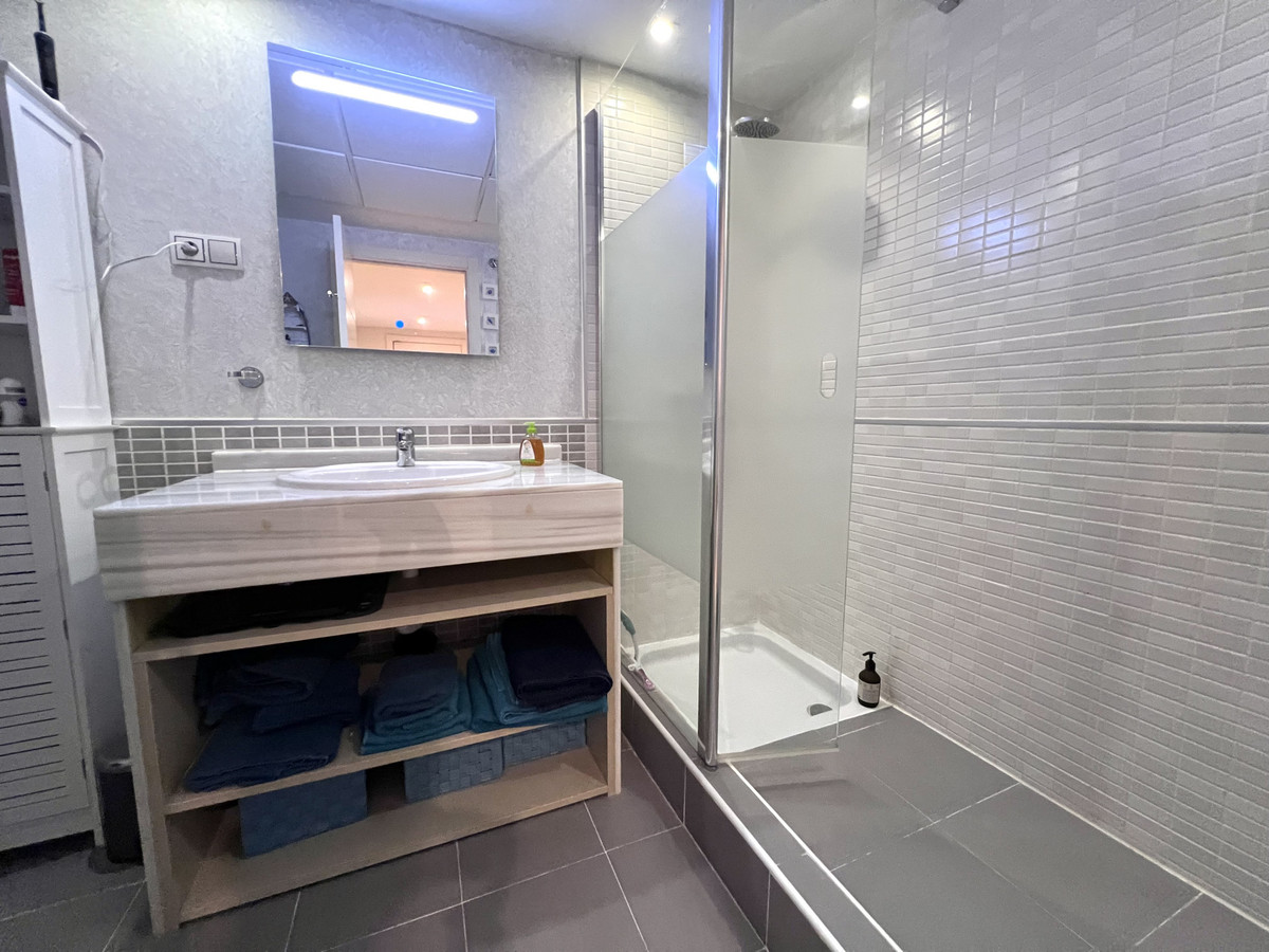 Se vende Apartamento Planta Media de 2 dormitorios en Costa Del Sol, Cadiz, España