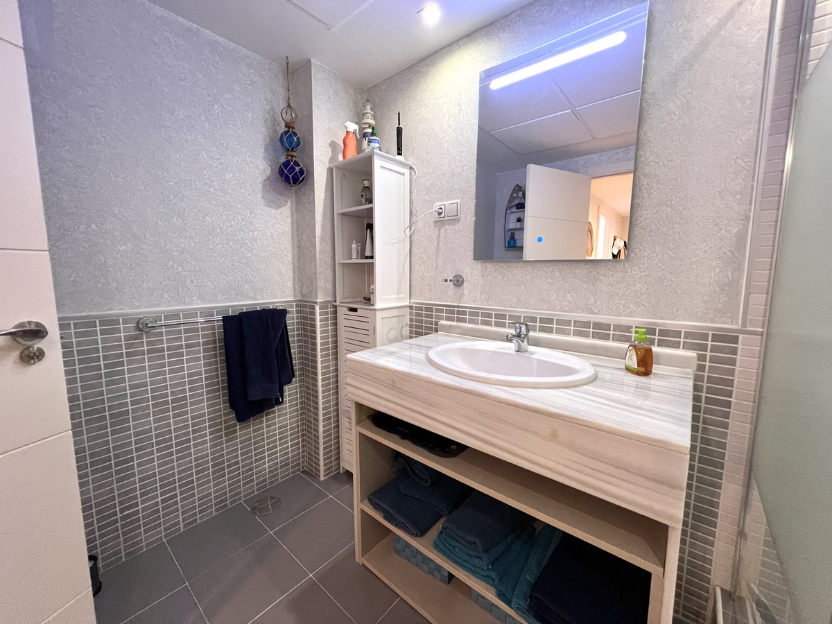 Se vende Apartamento Planta Media de 2 dormitorios en Costa Del Sol, Cadiz, España