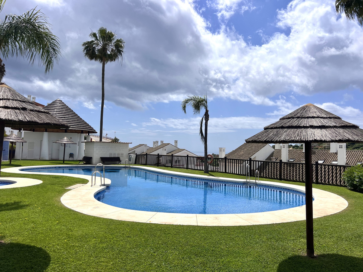 Se vende Apartamento Planta Media de 2 dormitorios en Costa Del Sol, Cadiz, España